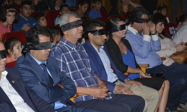 Protokol gözlerini siyah kuşakla kapatarak film izledi