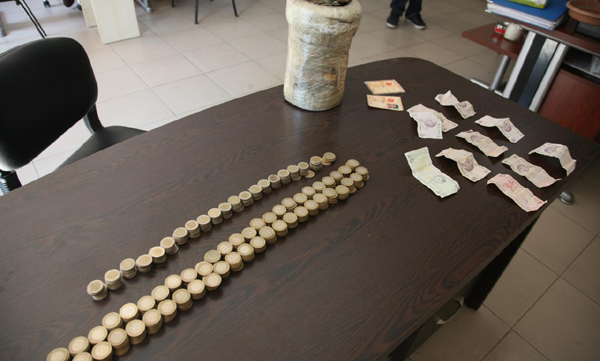 Kucaklarında bebeklerle dilenerek 3 saatte 670 lira topladılar