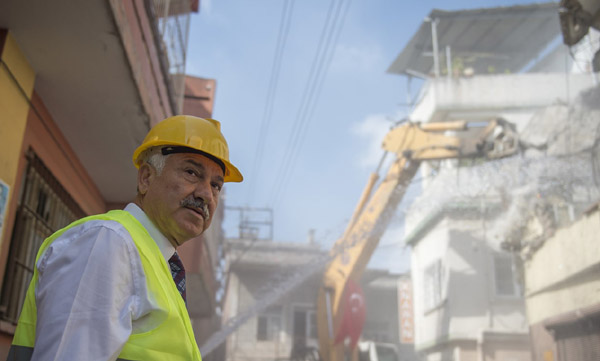 Adananın Kent Meydanı İçin İlk Kazma Vuruldu