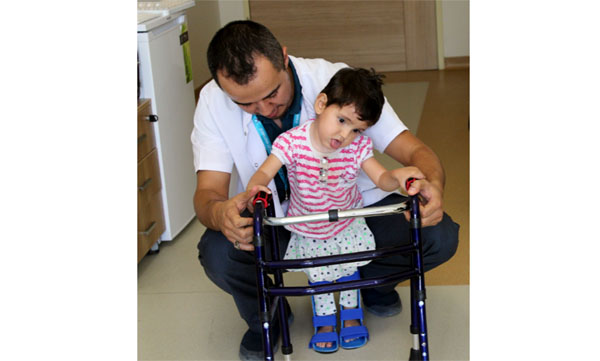 Küçük Birgül artık yürüyebiliyor