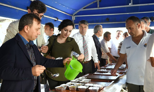 Uludağ, vatandaşlara aşure dağıttı