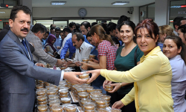 Hakim ve savcılardan vatandaşlara aşure ikramı
