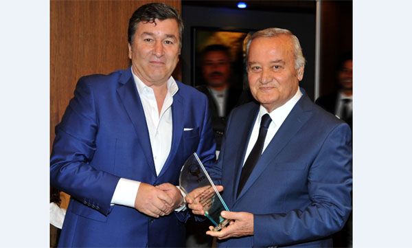 Kurtar Çakın'a plaket