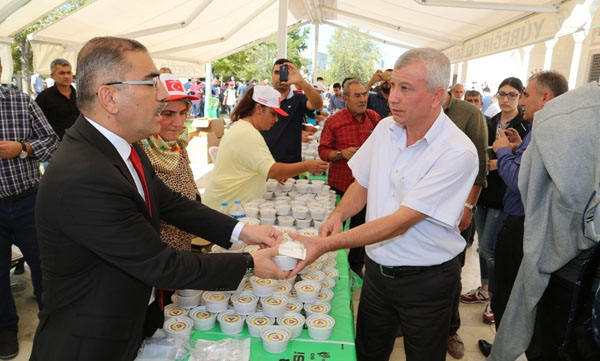Yüreğir Belediyesi 35 bin kişiye Aşure dağıttı