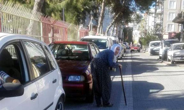 Araba kaldırımda, hasta yolda!