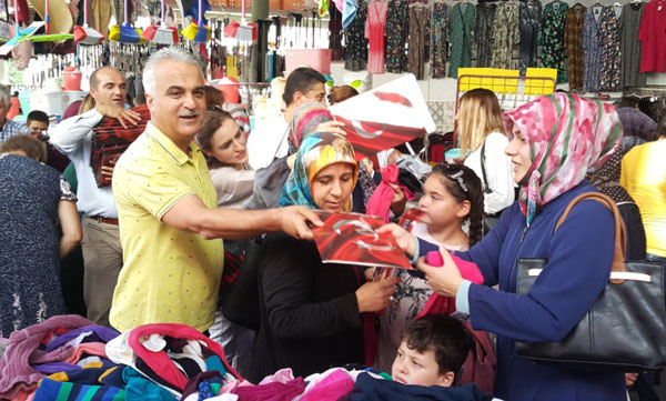 MHP'den vatandaşa bayrak