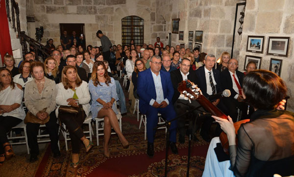 Üç usta, bir gitarda bütünleşti