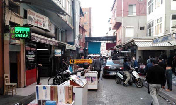 Mısır Çarşısı’na polis baskını