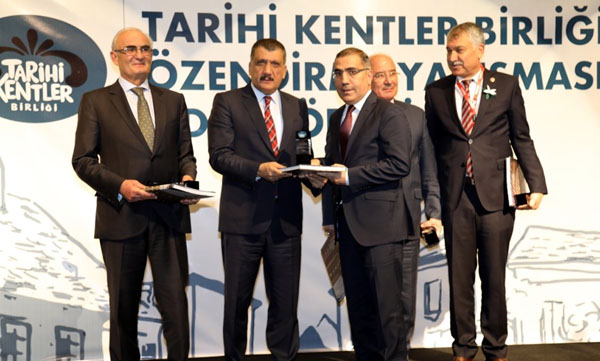 Mahmut Çelikcan, ödülünü aldı