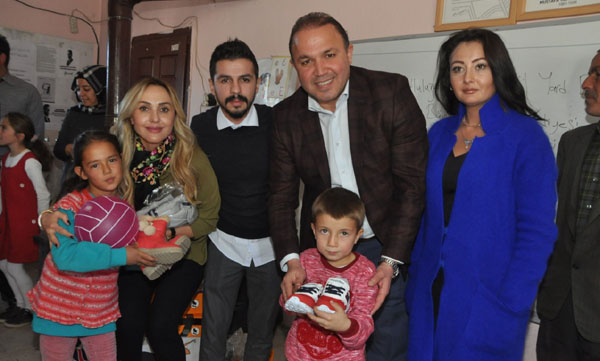 Köylü öğrencilere mutluluk dağıttılar