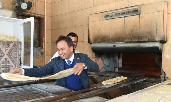 Bilal Uludağ, fırında ekmek pişirdi