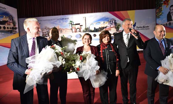 Adana’da Uğur Dündar’a yoğun ilgi 