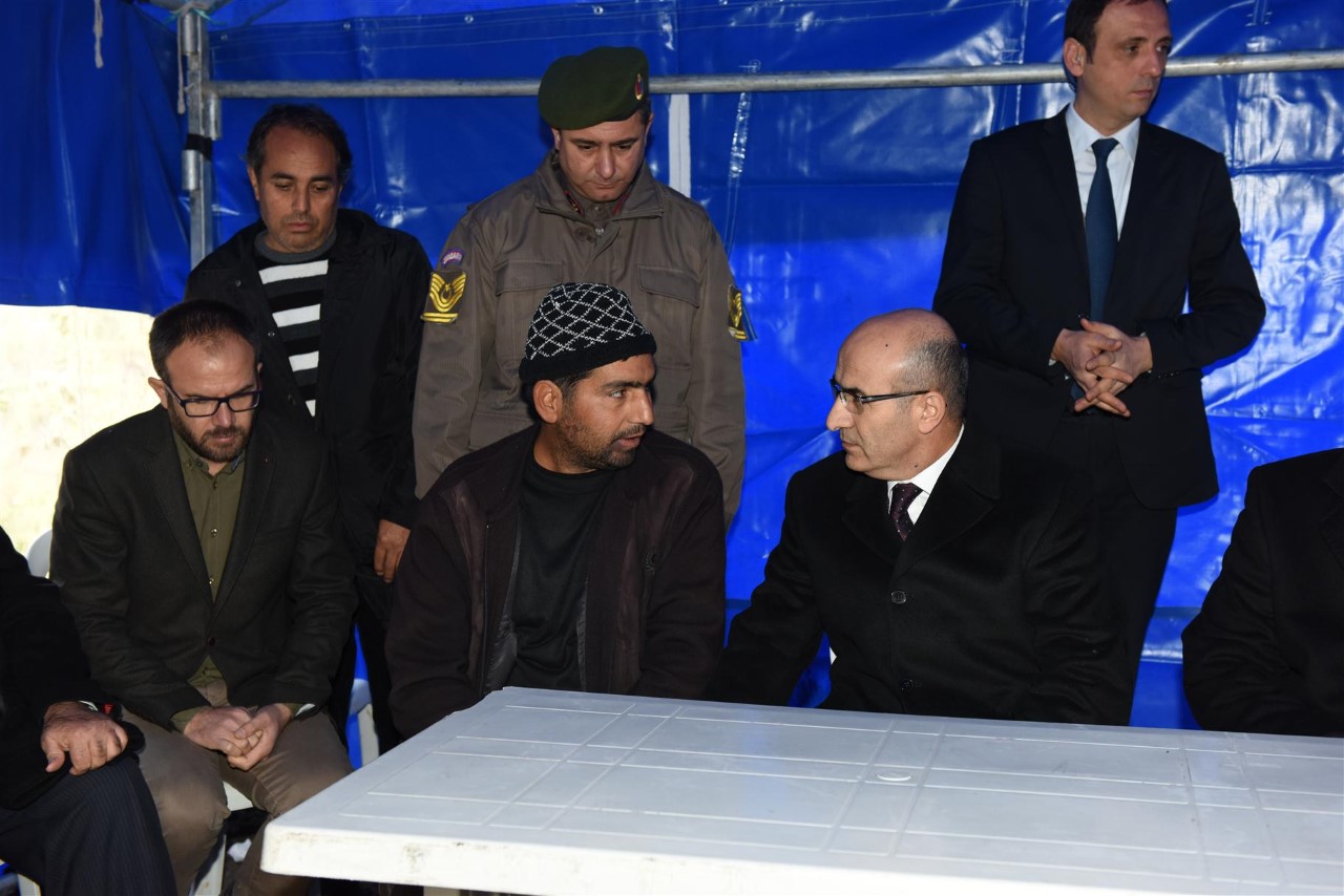 Vali Demirtaş'tan, öğrencilerin ailelerine ziyaret