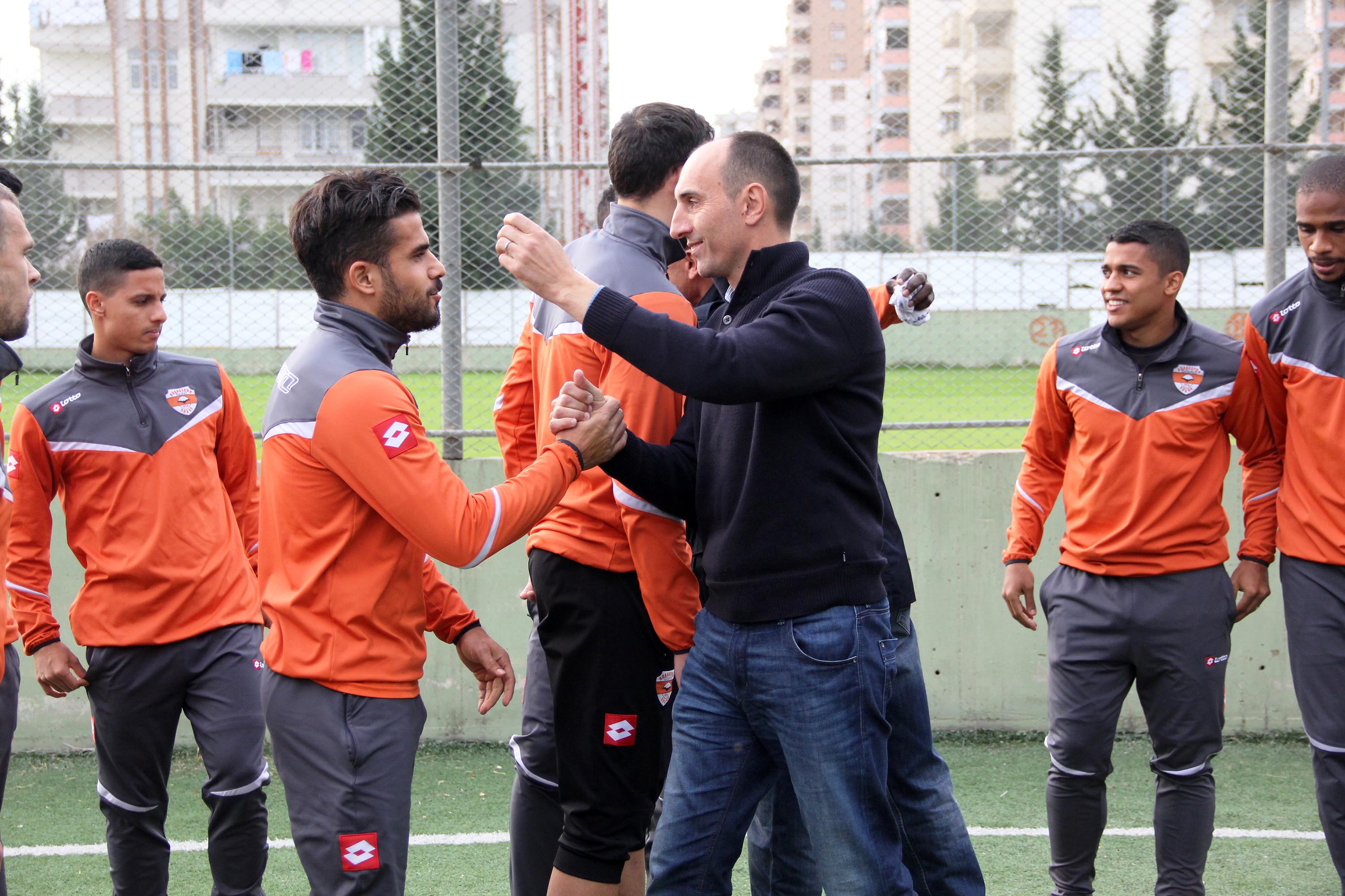 Jurcic, futbolcularla vedalaşarak kulüpten ayrıldı