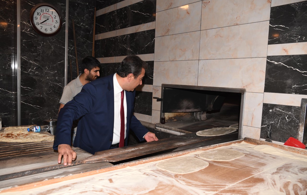 Soner Çetin, çorba dağıttı, ekmek pişirdi