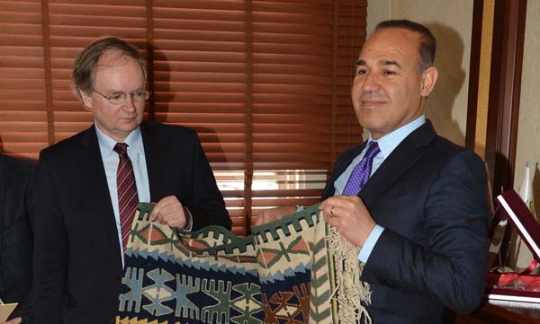 Sözlü’den AB büyükelçilerine ‘sevgi motifli’ kilim