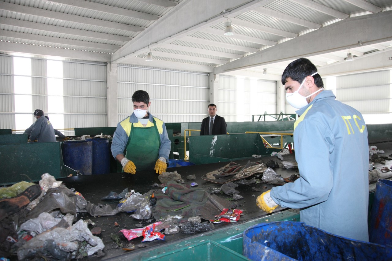 Çöplükte geri dönüşüm dersi