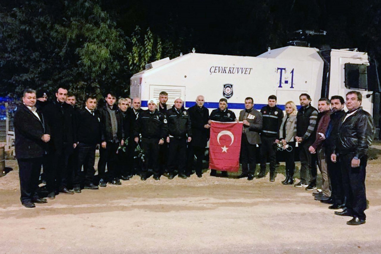 AK Parti'den görev başındaki polise ziyaret