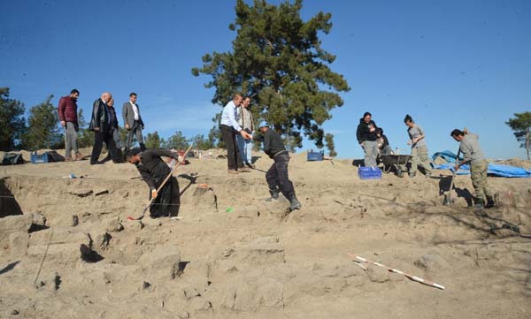 Sözlü, Tatarlı Höyük'de incelemelerde bulundu