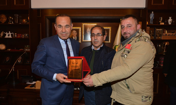 Adana’dan Suriye’ye uzanan yardım eline plaketli teşekkür