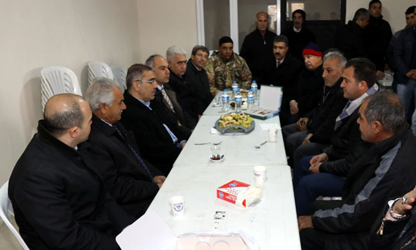 Köy Evi'nde vatandaşla sıcak sohbet