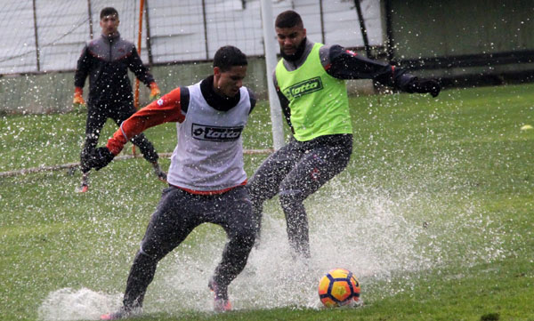 Adanaspor yağmur altında çalıştı