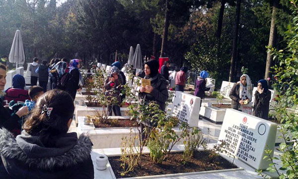 Öğrencilerden şehitliğe anlamlı ziyaret