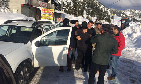 Büyükşehir kar timi, 5 kişiyi donmaktan kurtardı