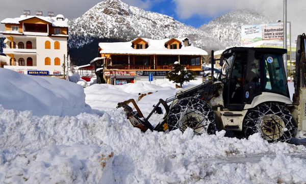 Çukurova’nın kar küreme araçları Pozantı’da