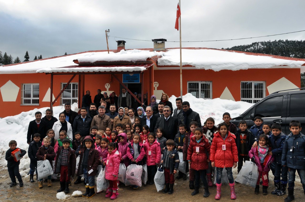 AK Parti'den öğrencilere giyecek yardımı