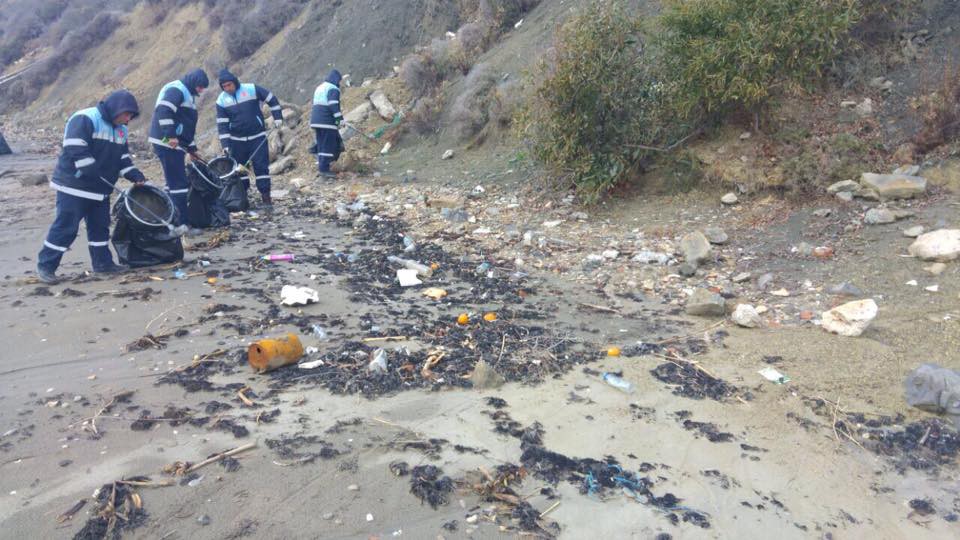 Adana Büyükşehir, Karataş limanını temizledi
