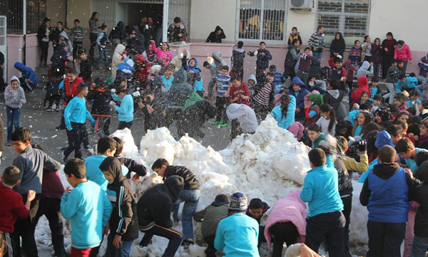 Okul bahçesinde kar sevinci