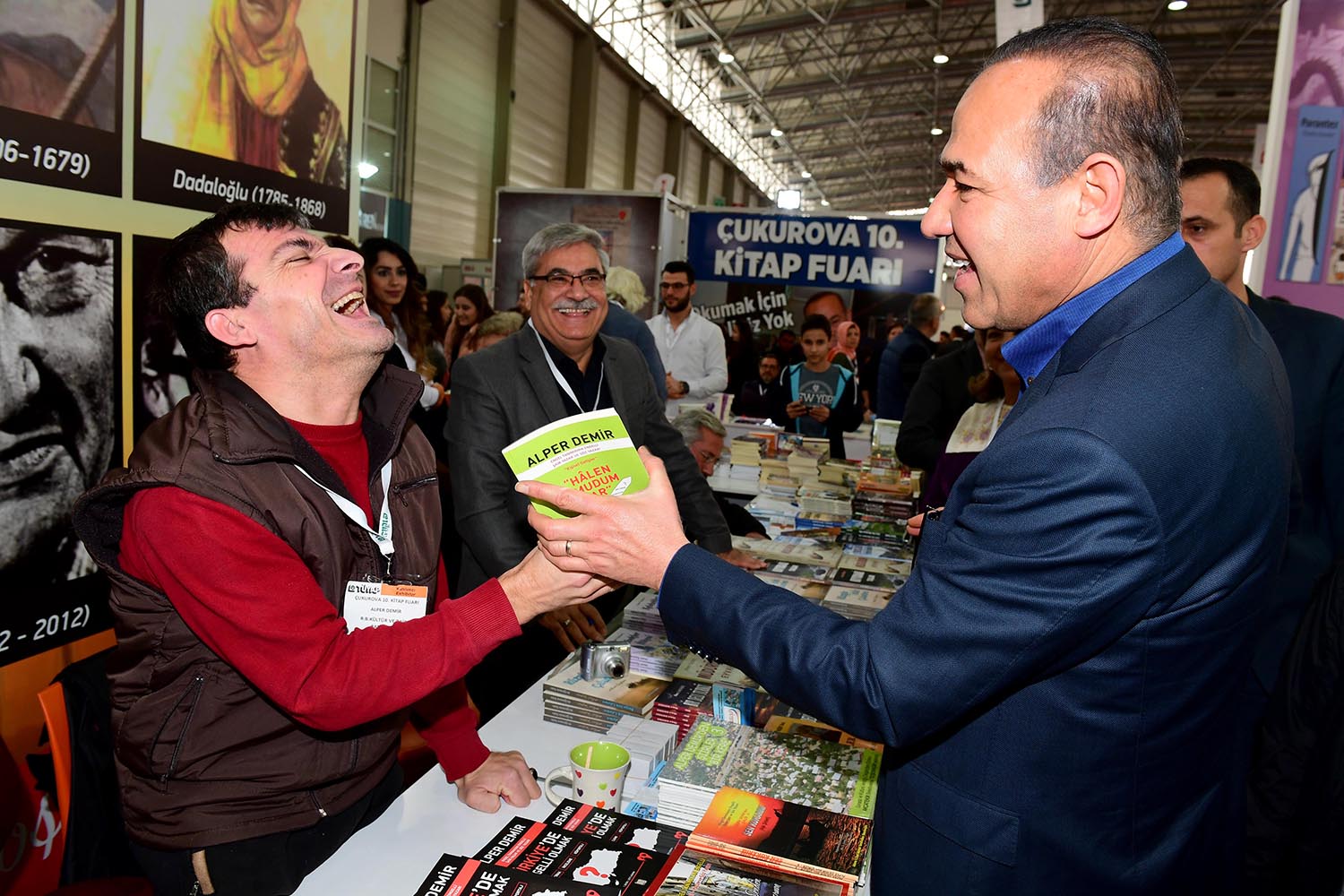 Başkan Sözlü kitap fuarını gezdi