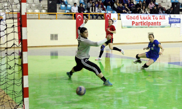 Bayan hentbolcular gol yağdırdı