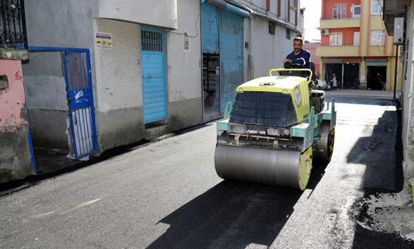 Yüreğir'de asfalt kaplama ve yama çalışmaları sürüyor