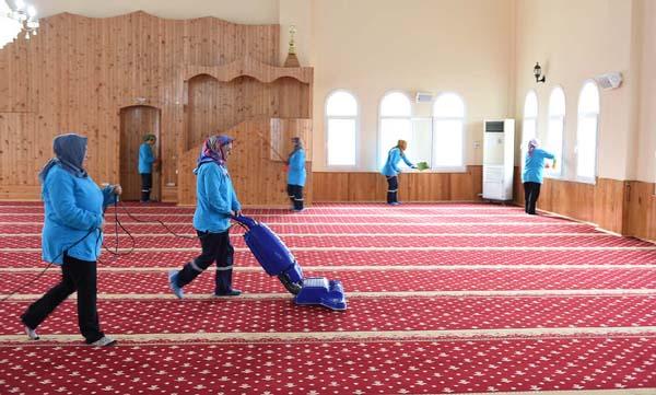 Sarıçam Cami Temizlik Ekibi ara vermeden çalışıyor