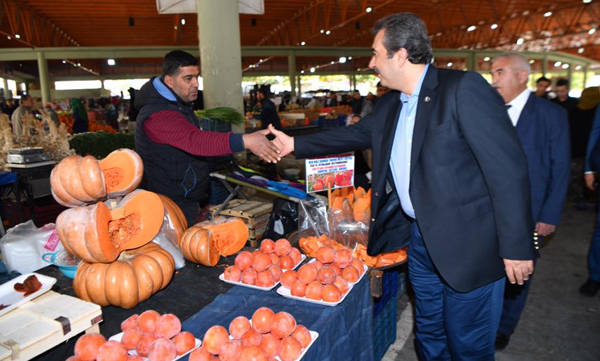 Soner Çetin, semt pazarında
