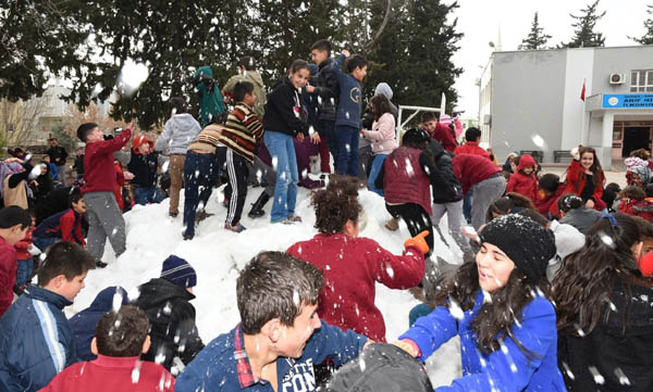 Sarıçam’da öğrenciler tatil öncesi Kar sevinci yaşadı