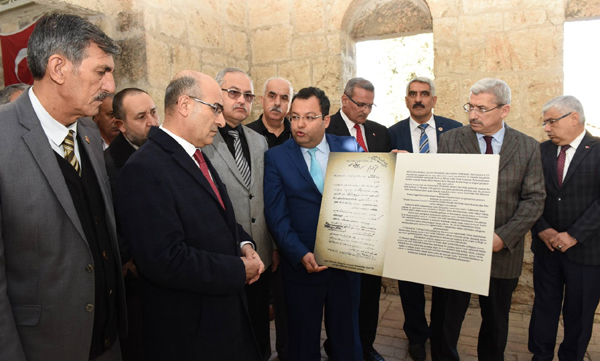 Vali Demirtaş, Yeşiloba Şehitliği'nde Muhtarlarla Bir Araya Geldi