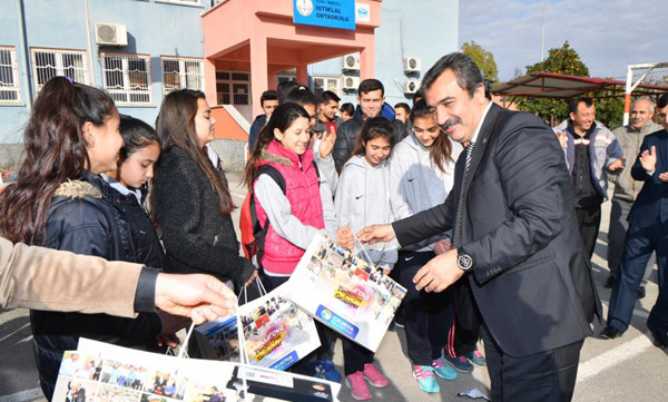 Çetin’den bayan voleybolculara malzeme yardımı