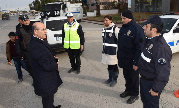 Vali Demirtaş, Polis Uygulama Noktasını Denetledi