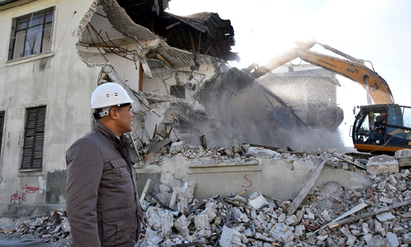 Orduevi'ndeki karargah binası yıkıldı