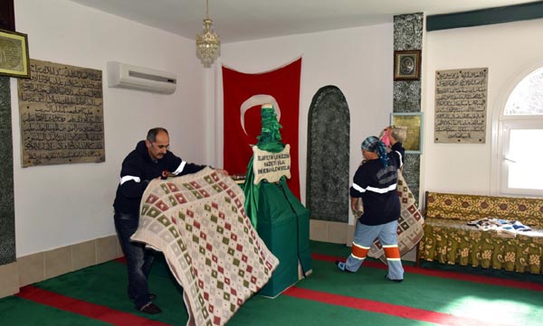 Büyükşehir, türbeleri de temizliyor