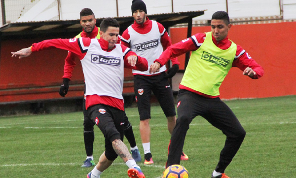 Kaplan ayak tenisi oynadı