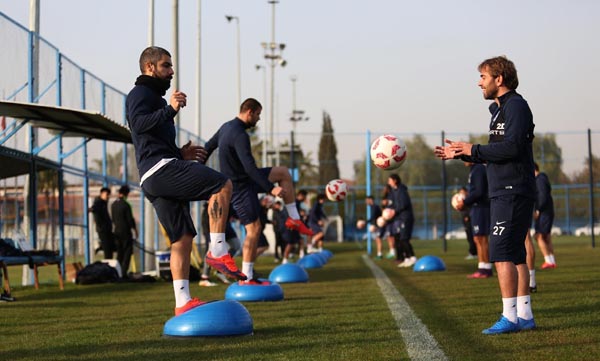 Şimşek kampa giriyor