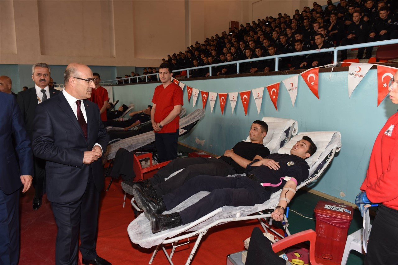 Polislerden Kızılay’a Kan Bağışı