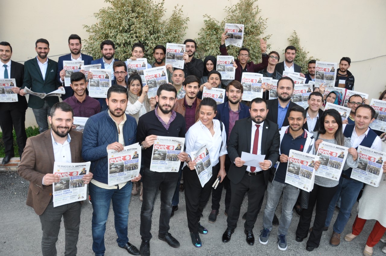 AK Partili gençlerden Kılıçdaroğlu'na ''EVET'' gazetesi