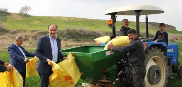 Çiftçiye gübre uygulaması eğitimi