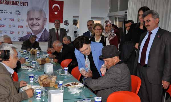 AK Parti’den ‘Büyüklerimize Hürmet Kararımız Evet’ Programı