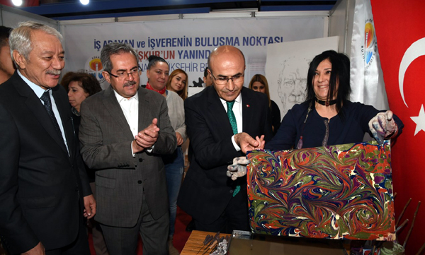 Vali Demirtaş, Büyükşehir standında ebru yaptı